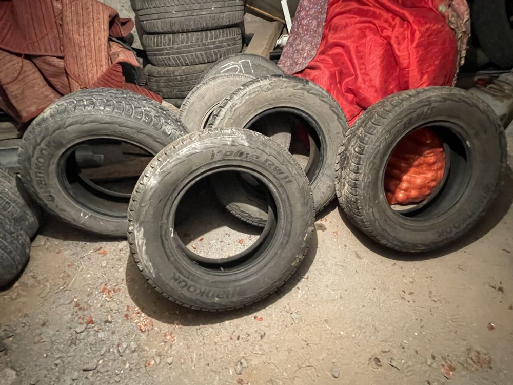 8 шипованных баллонов, 4 Bridgestone и 4 Hankook