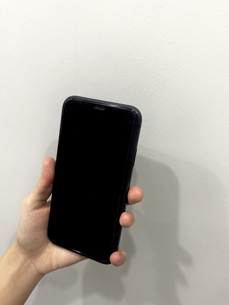 IPhone 11 64 GB в белом и черном цвете, в хорошем состоянии