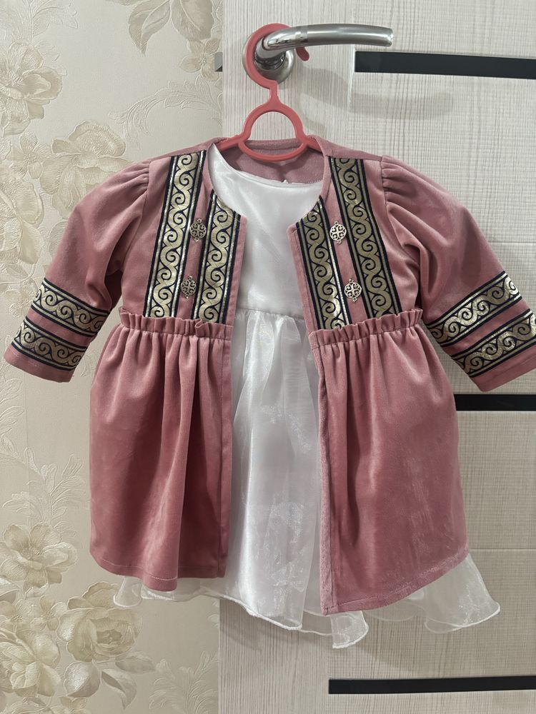 Продам комплект на годик на девочку