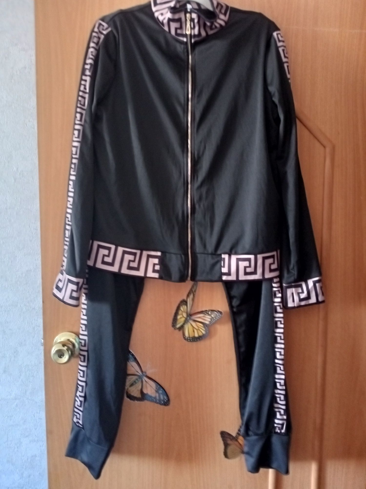Женский костюм,новый.5000