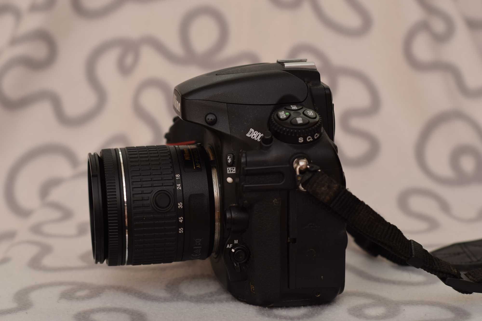 Полнокадровый фотоаппарат Nikon в комплекте со вспышкой.