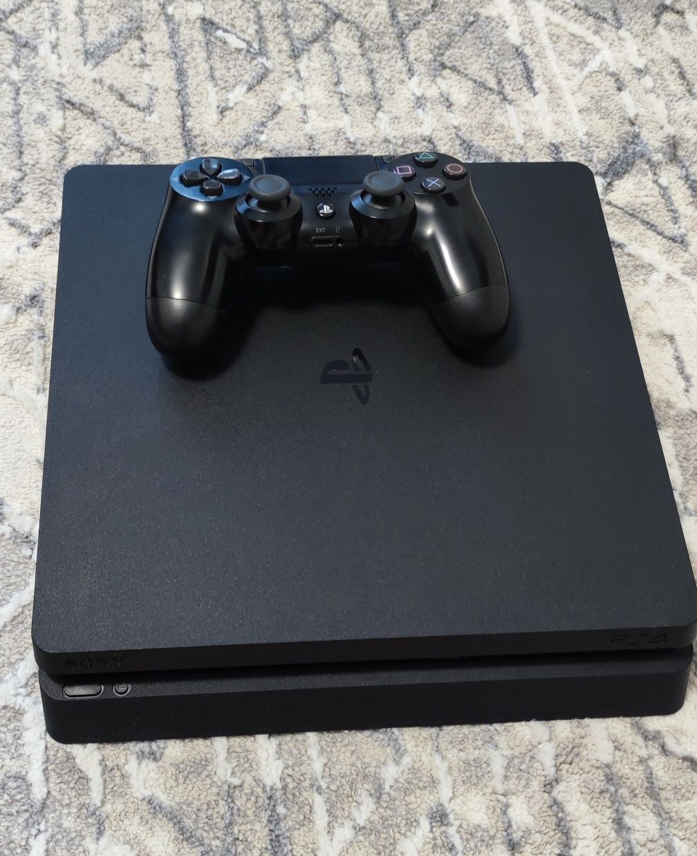 Продам PS4 с играми