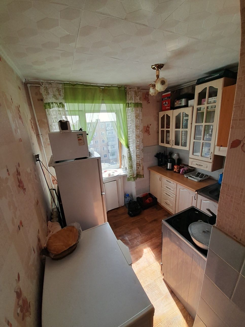 Продам квартиру уютный,большие комнаты. 3 ех комнатный.срочно.