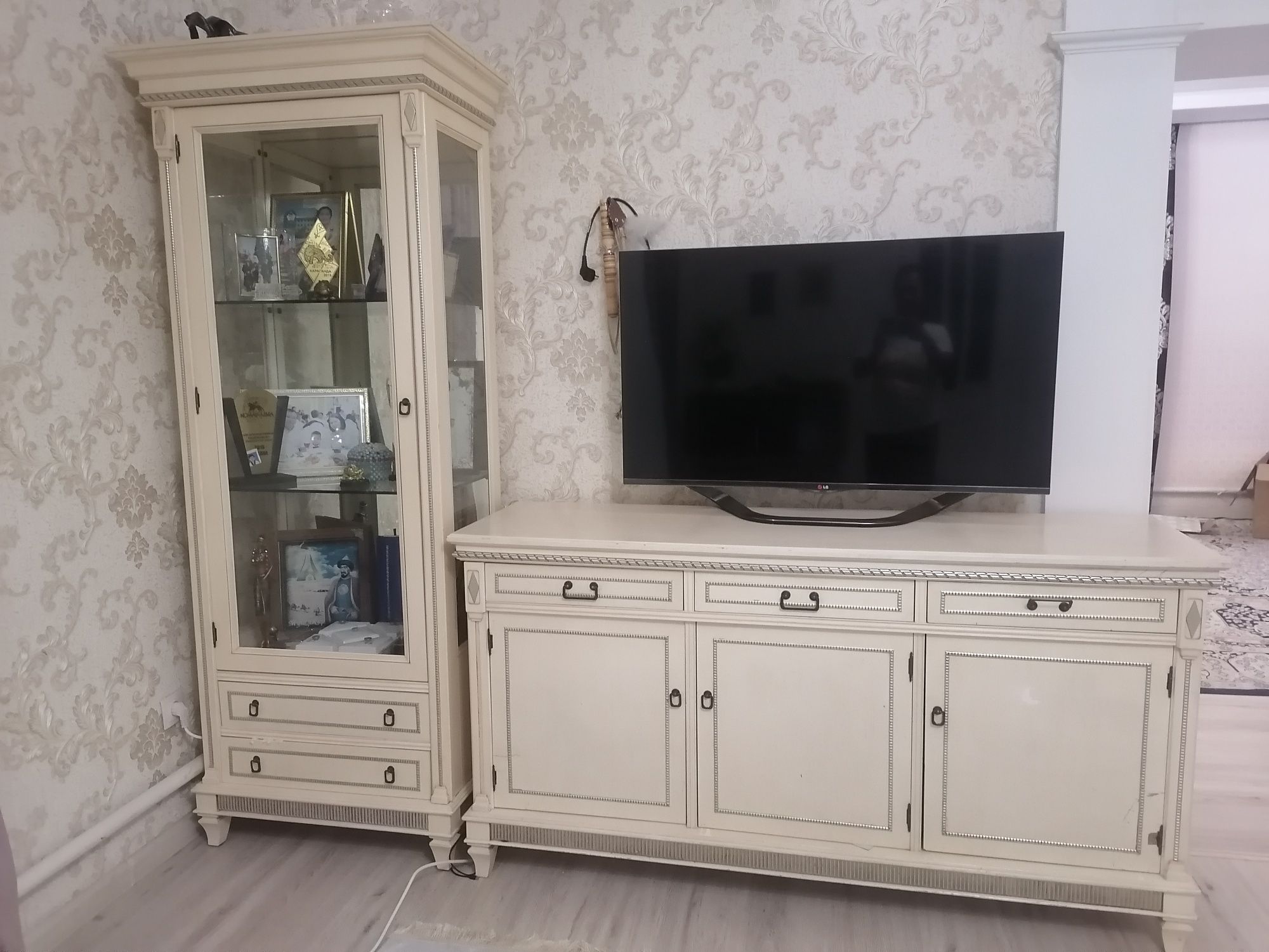 Продам гостинный стол и стулья