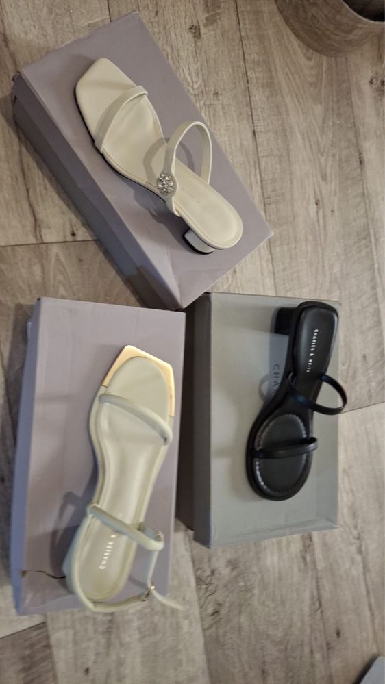 Продается новые Босоножки charles and keith