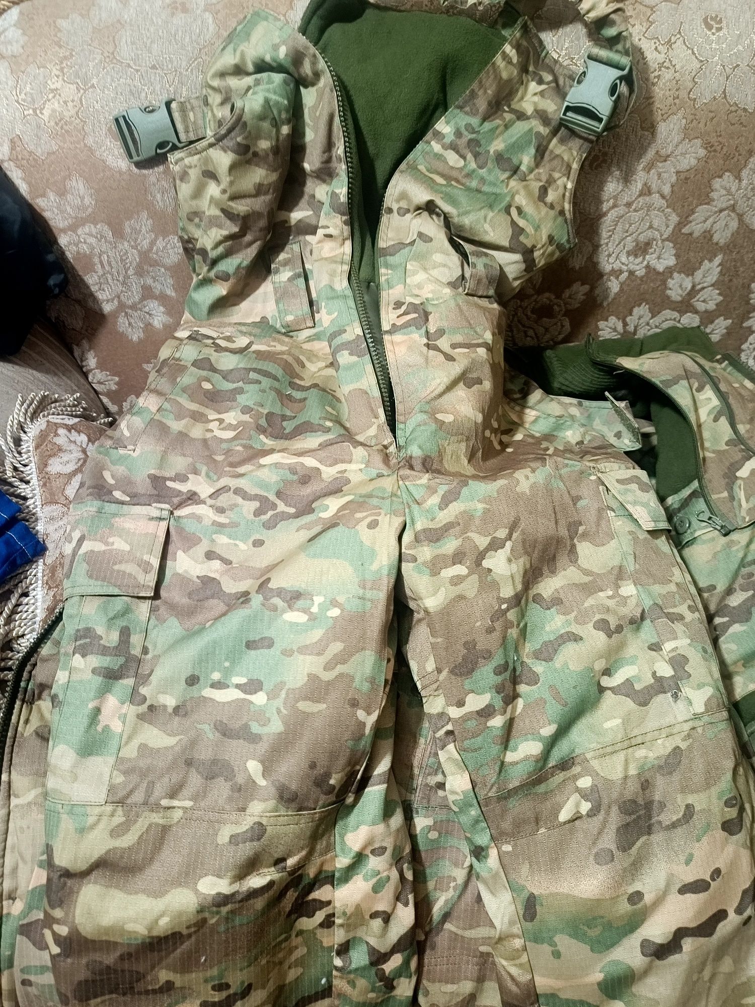 Продам военную форму, бушлат, ватник, шапка+снуд,берцы зимние.