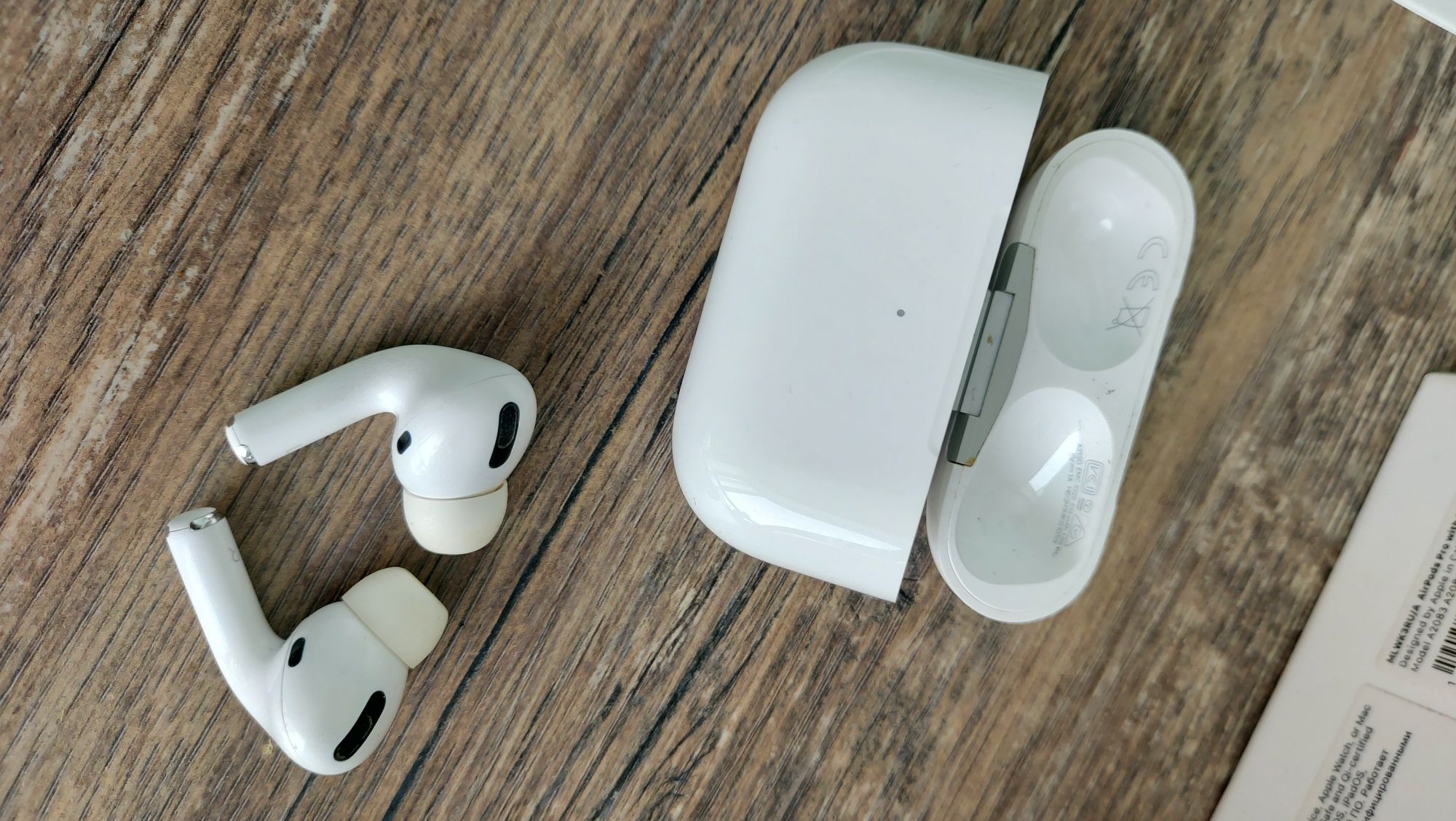Продам правый наушник iPhone