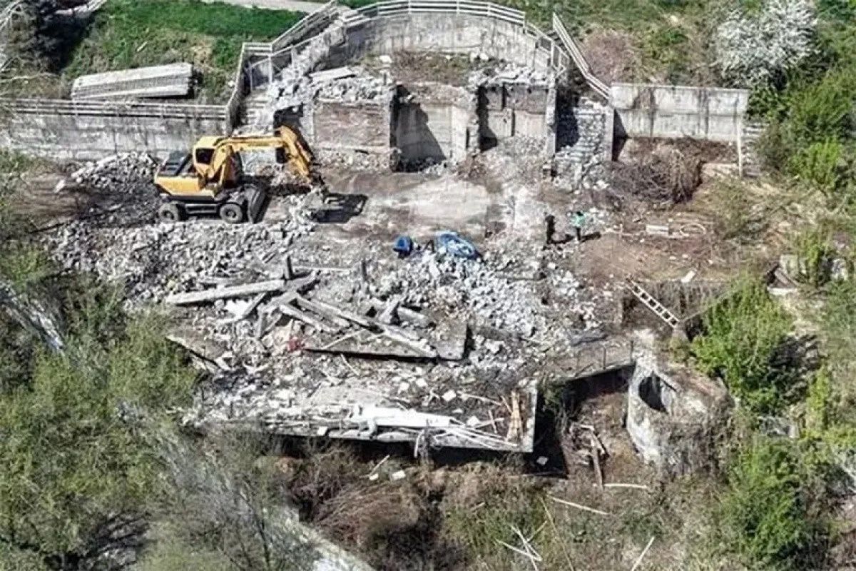 Демонтаж снос зданий снос построек перегородок проёмов дверей окон
