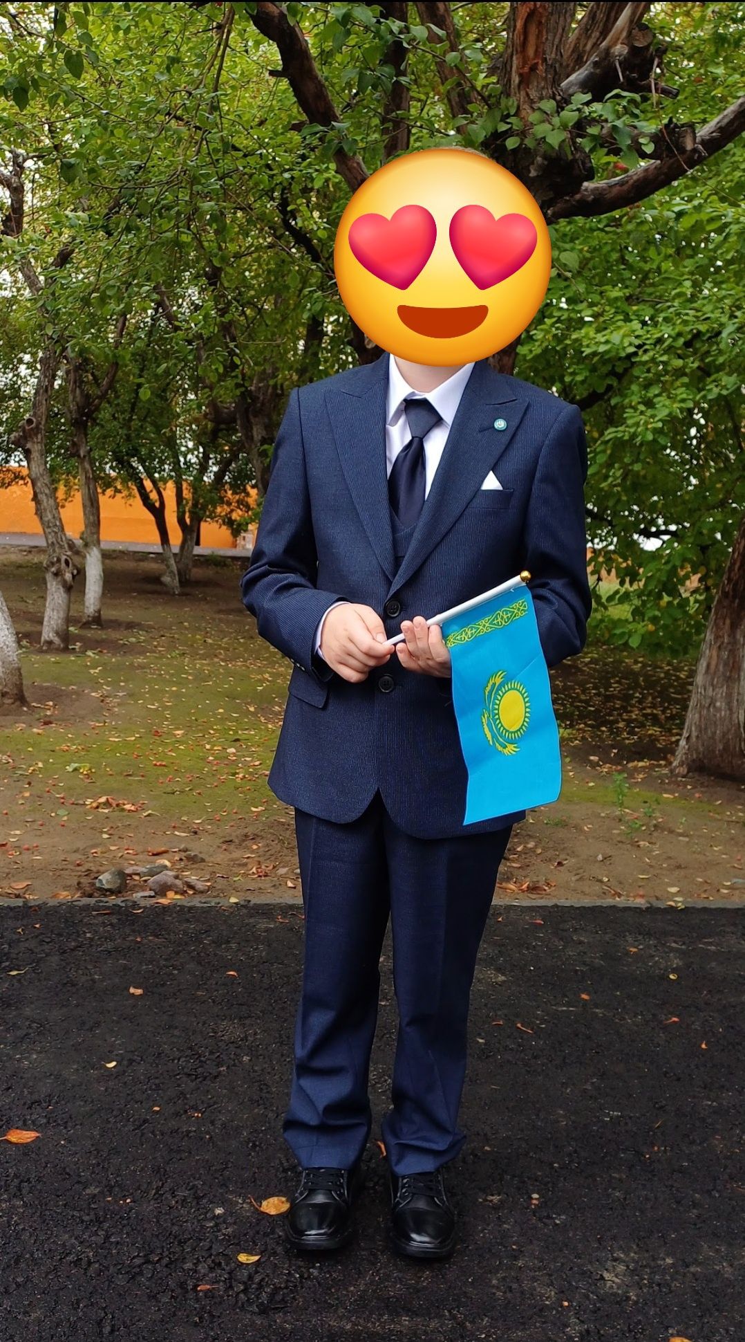 Продам  кастюм на 1 классника