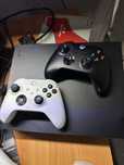 Продаю Xbox One X+много игр 2 джойстика