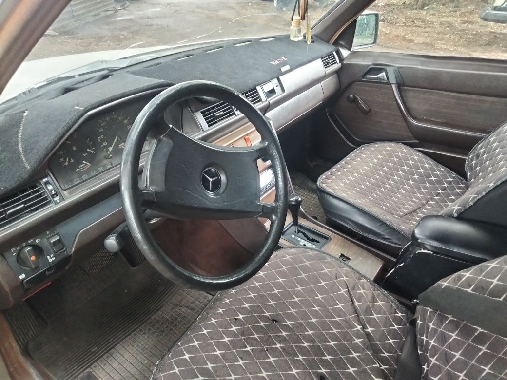 срочно продам Мерседес 124