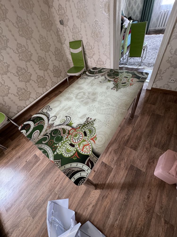 Стол со стульями
