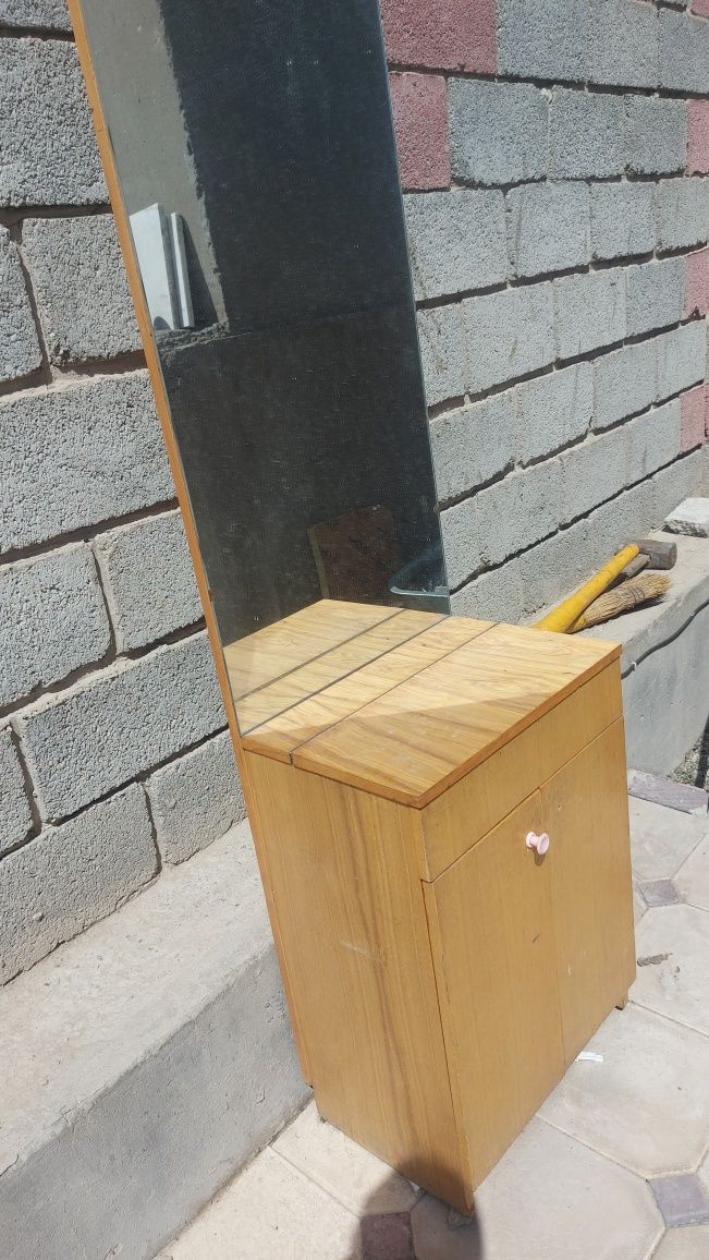 Продаются прихожка и трюмо с зеркалом