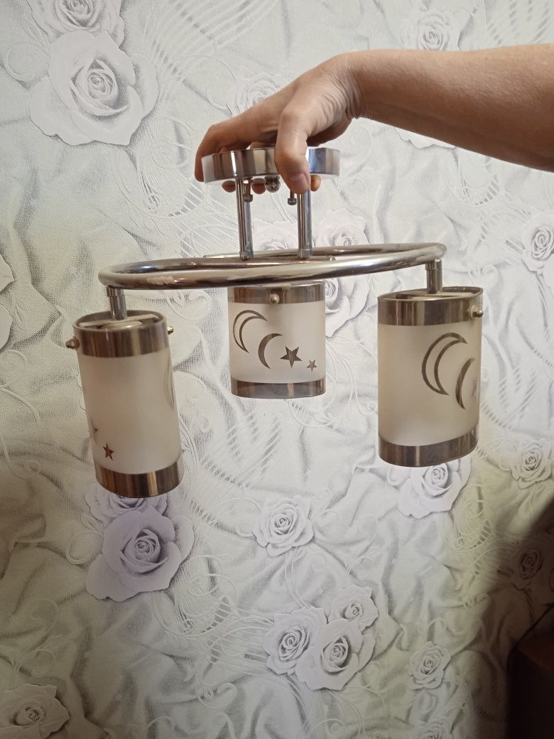 Продам красивую люстру