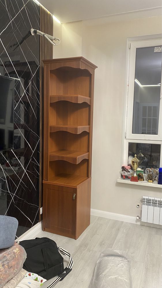 Продам уголок для книг, медали, кубки размер 50 см высота 2,40