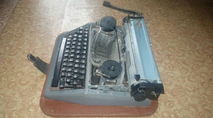 Машинка пишущая портативная. СССР.