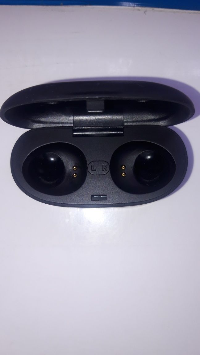 Кейс от наушников Galaxy buds live.