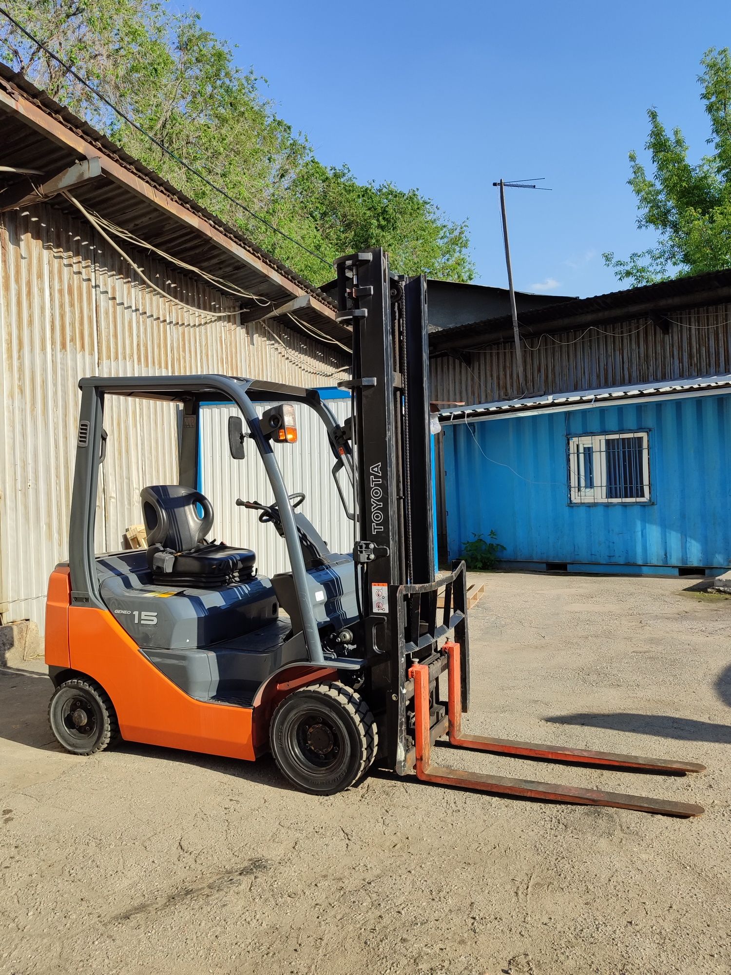 Погрузчик Toyota 1.5 т. Мачта 4 метра 8FG15 
Komatsu FG15C-18VIvio3p
2