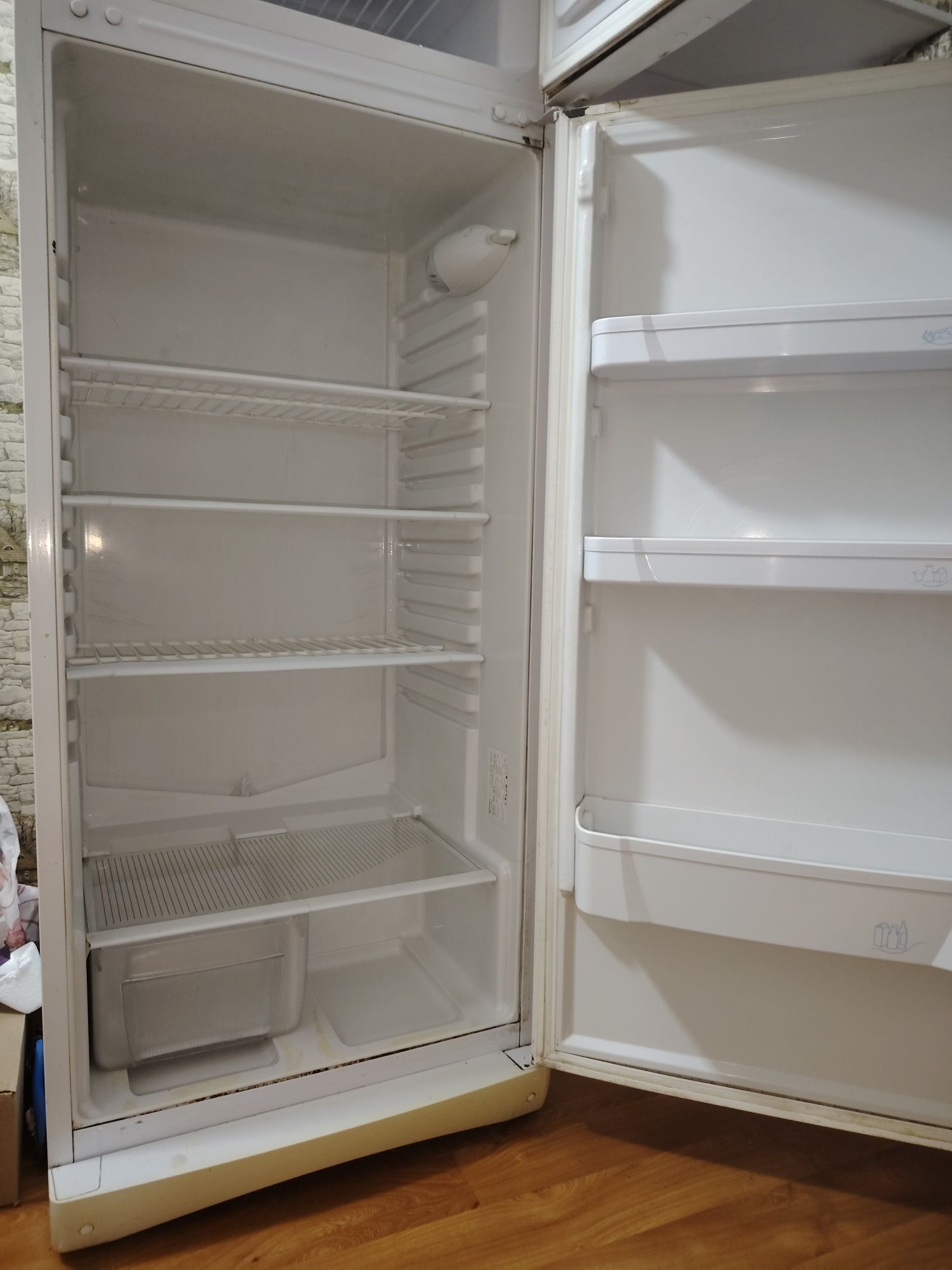 Продам холодильник Индезит