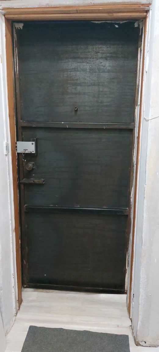Продам железную входную дверь
