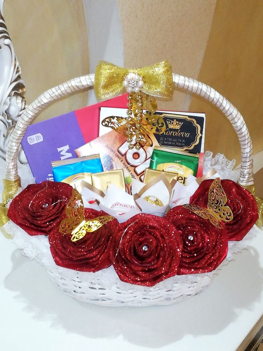 Розы из атласных лент в корзине со сладостями