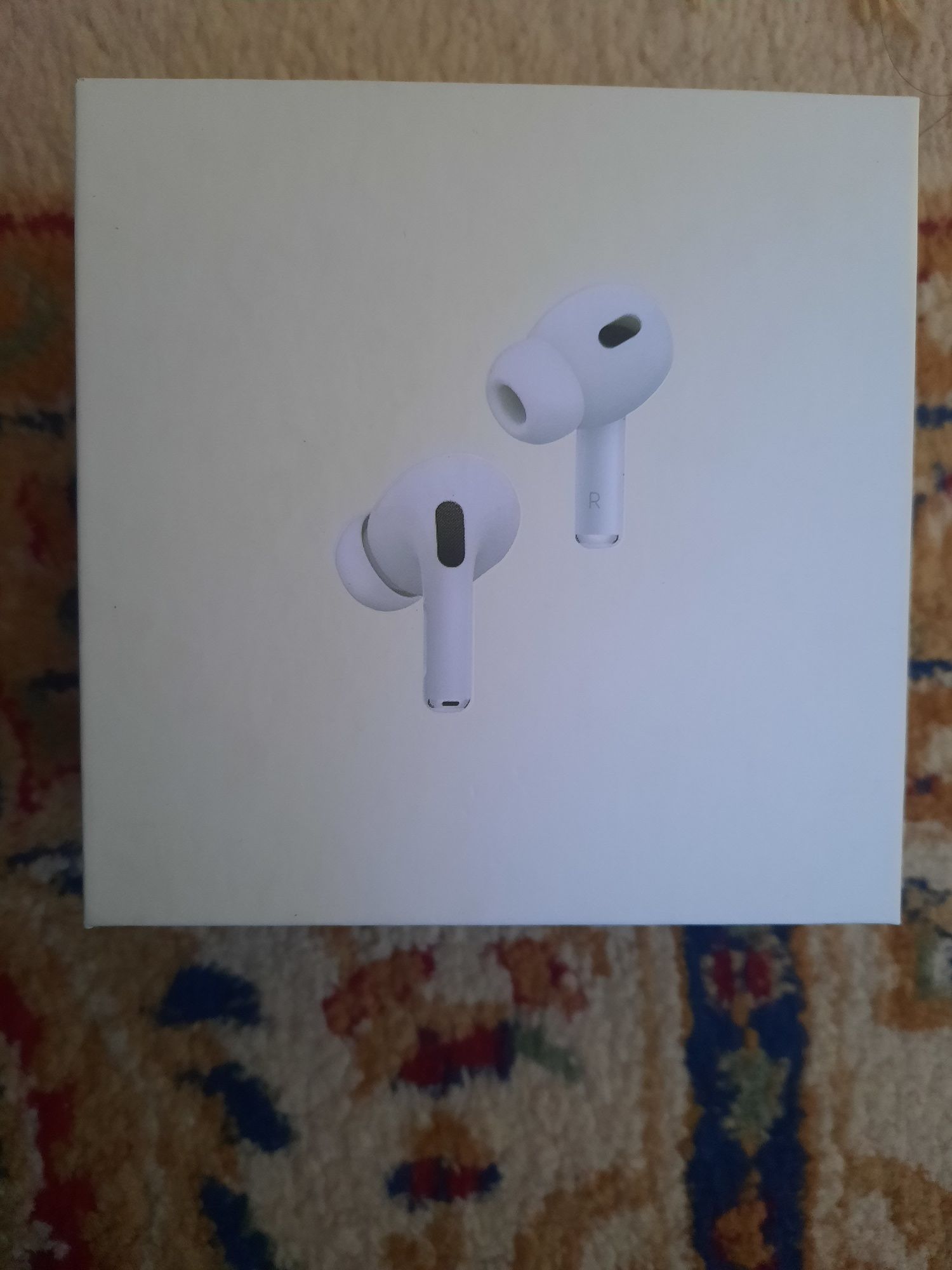 AirPods Pro в хорошем состоянии, пользовался меньше полтора месяца .