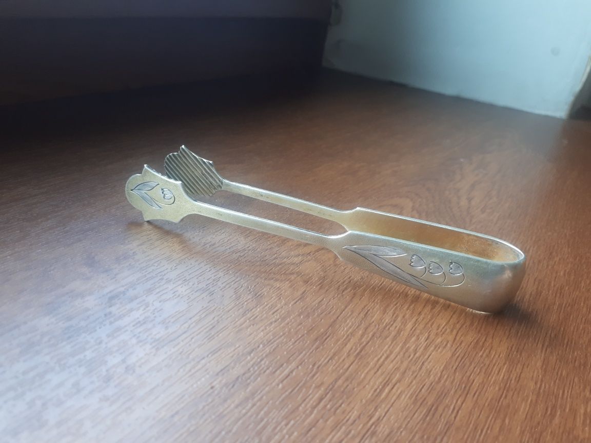 Серебряные щипцы.