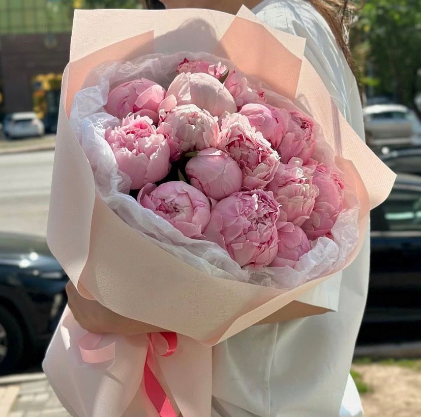 Пионы, розы пионовидные, кустовые розы