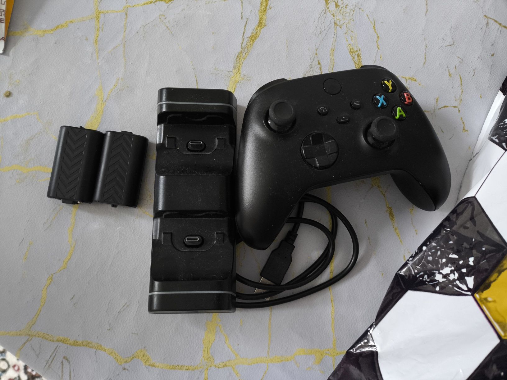 Продам джойстик для xbox с двумя батарейками и зарядным устройством