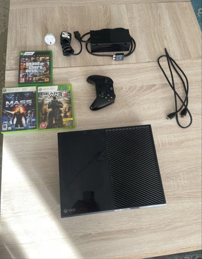 Продаю Xbox One Fat 512 с играми