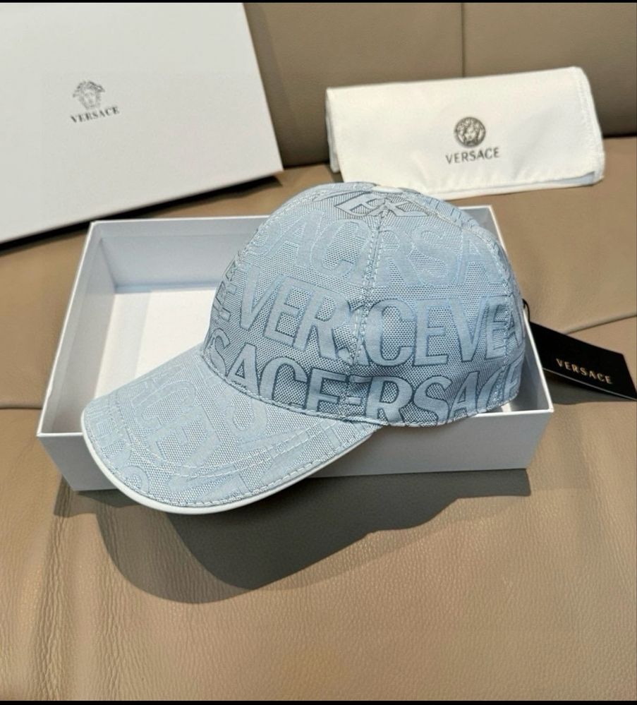 Кепка от Versace