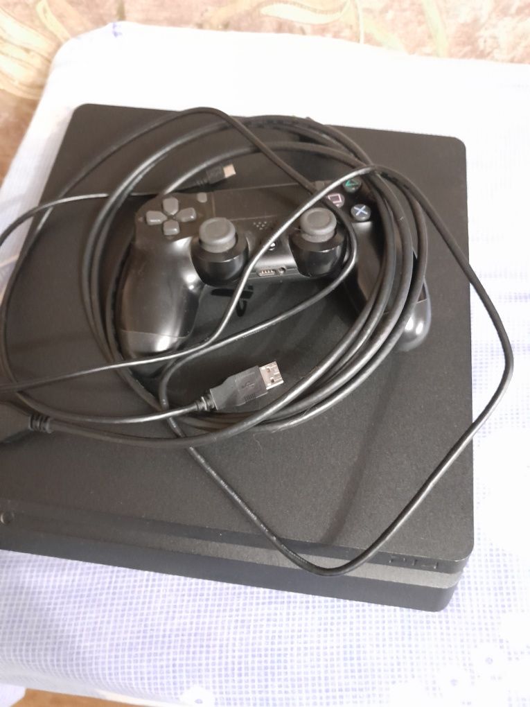 Продам Sony playstation4  б/у.