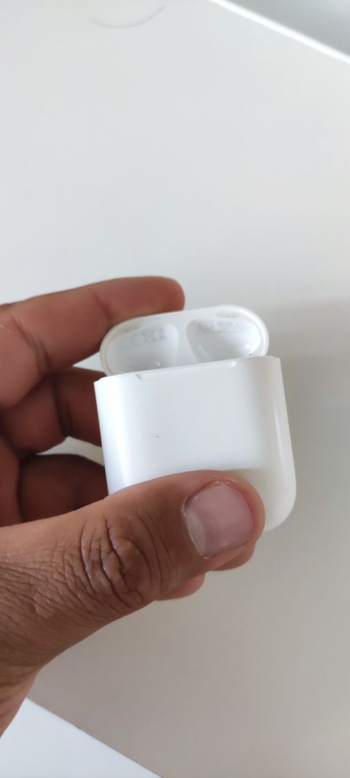 Продам оригинал кейс от airpods 2