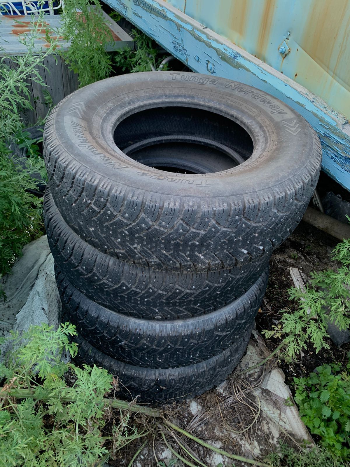Шины зимние продам 235/75/15