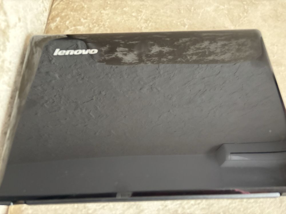 Продам Ноутбук LENOVO в хорошем состоянии , имеется сумка.