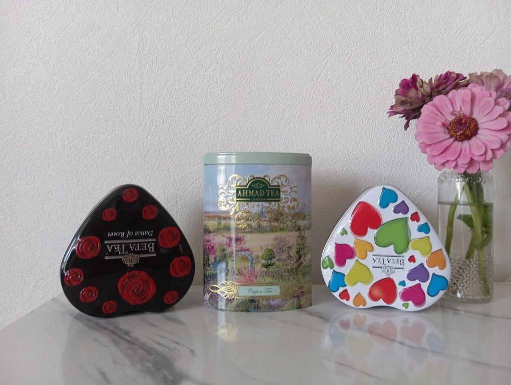 Фигурки для декора, жестяные коробки из под чая