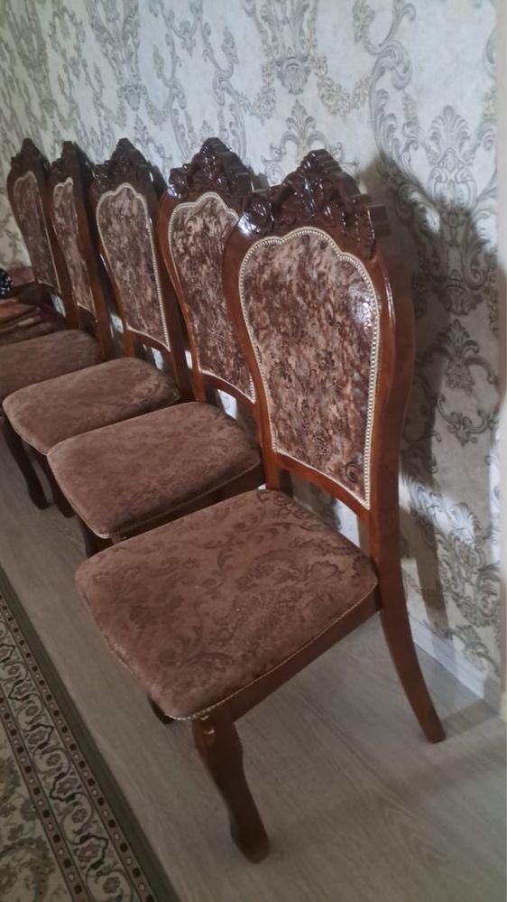 Стол со стульями