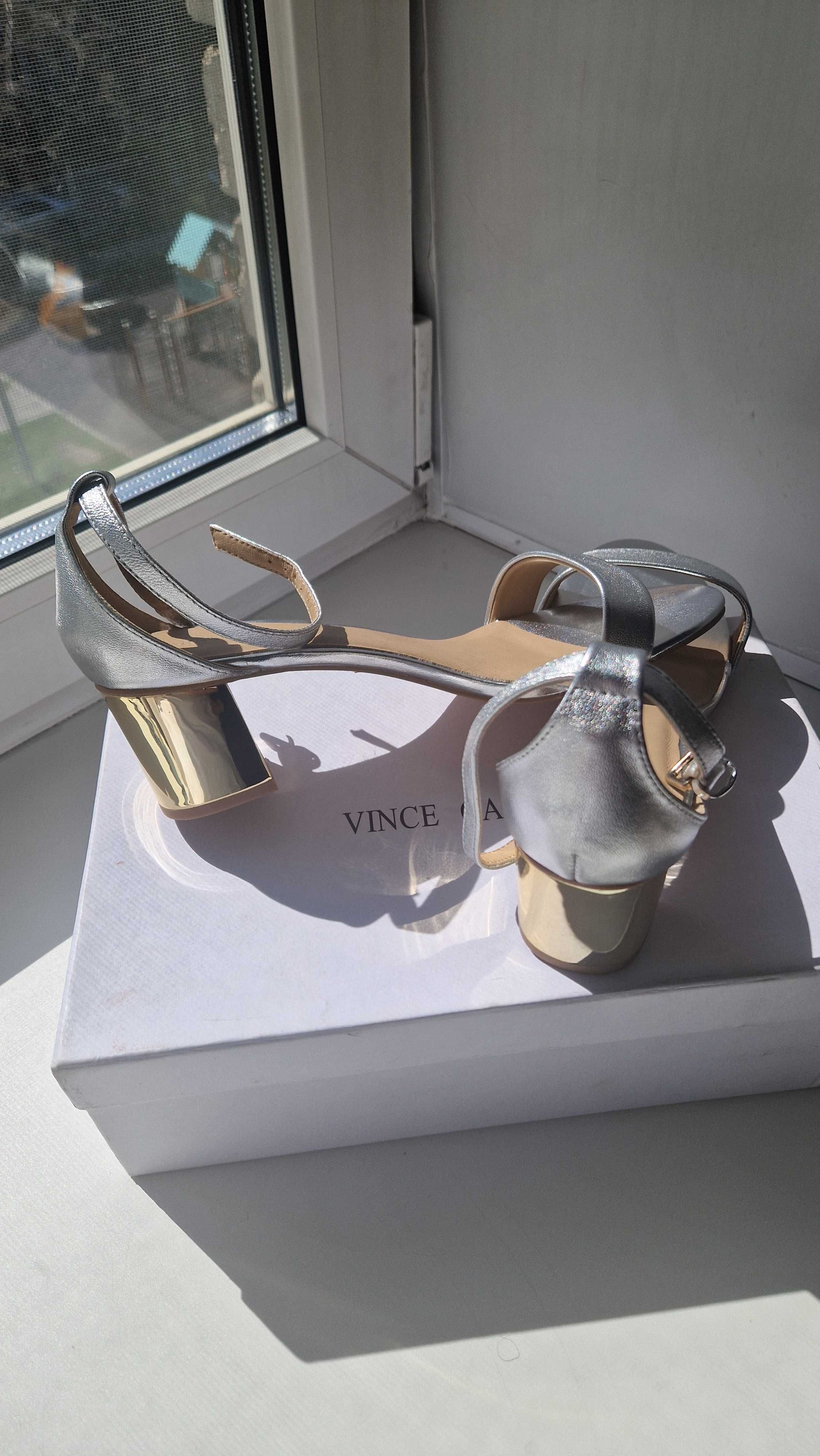 Элегантная роскошь бренда 
Vince Camuto. Новые кожаные босоножки