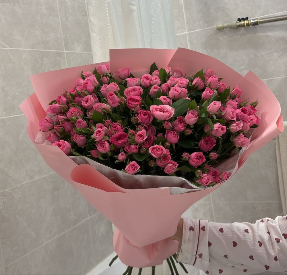 Пышный букет из 10 веток кустовых роз