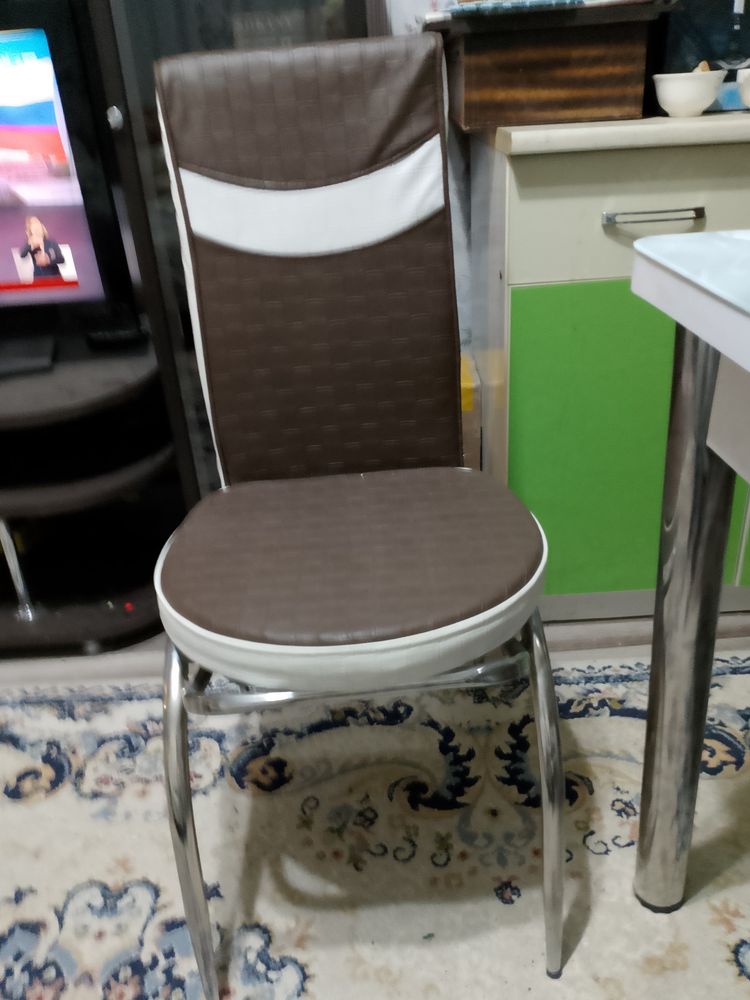 Кухонный стол.