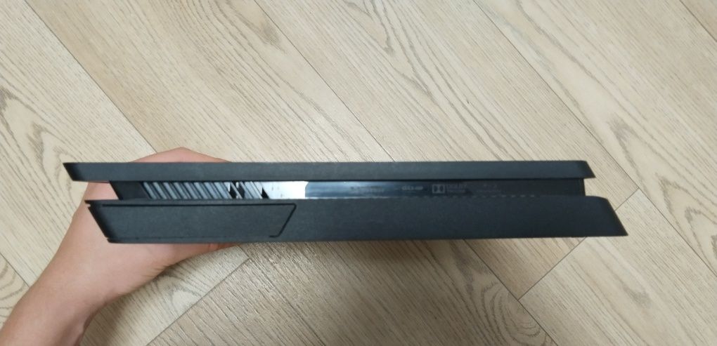 Продам PS4 Slim с 2 джойстиками и 3 установленными играми, ДОСТАВКА