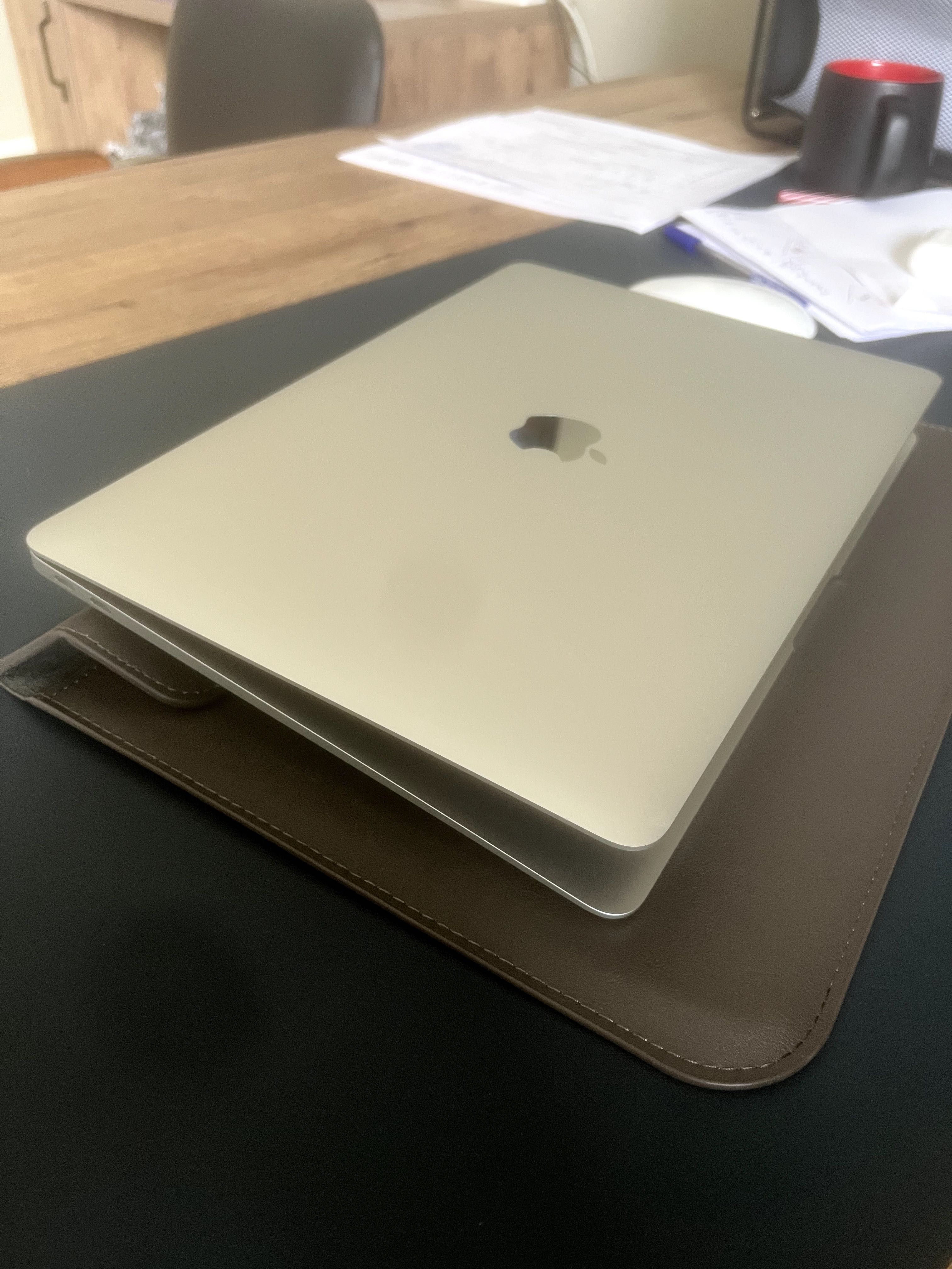 Apple MacBook Air M1 и Magic Mouse