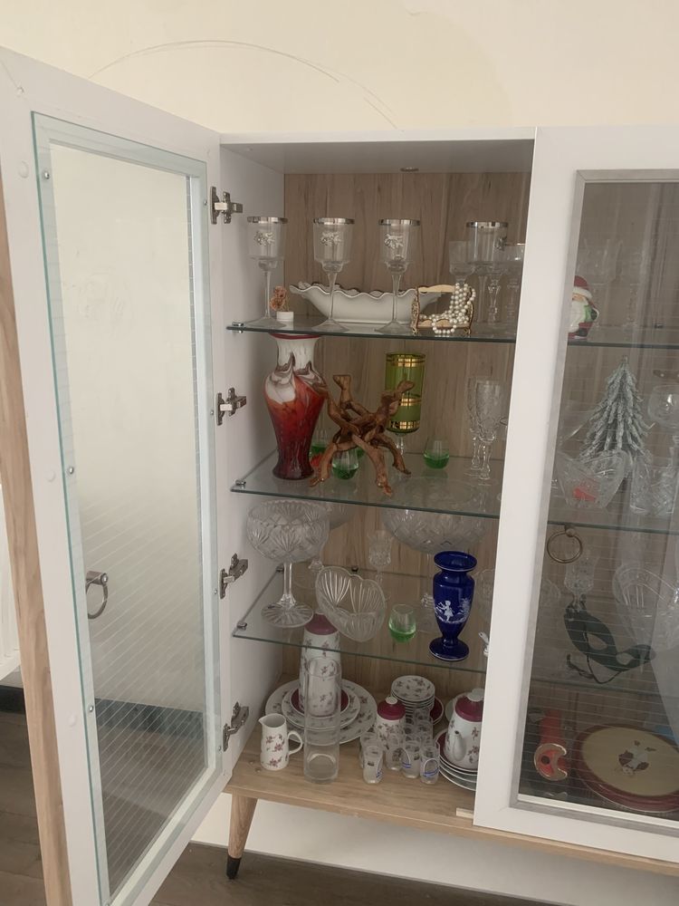 Продаю сервант- витрина