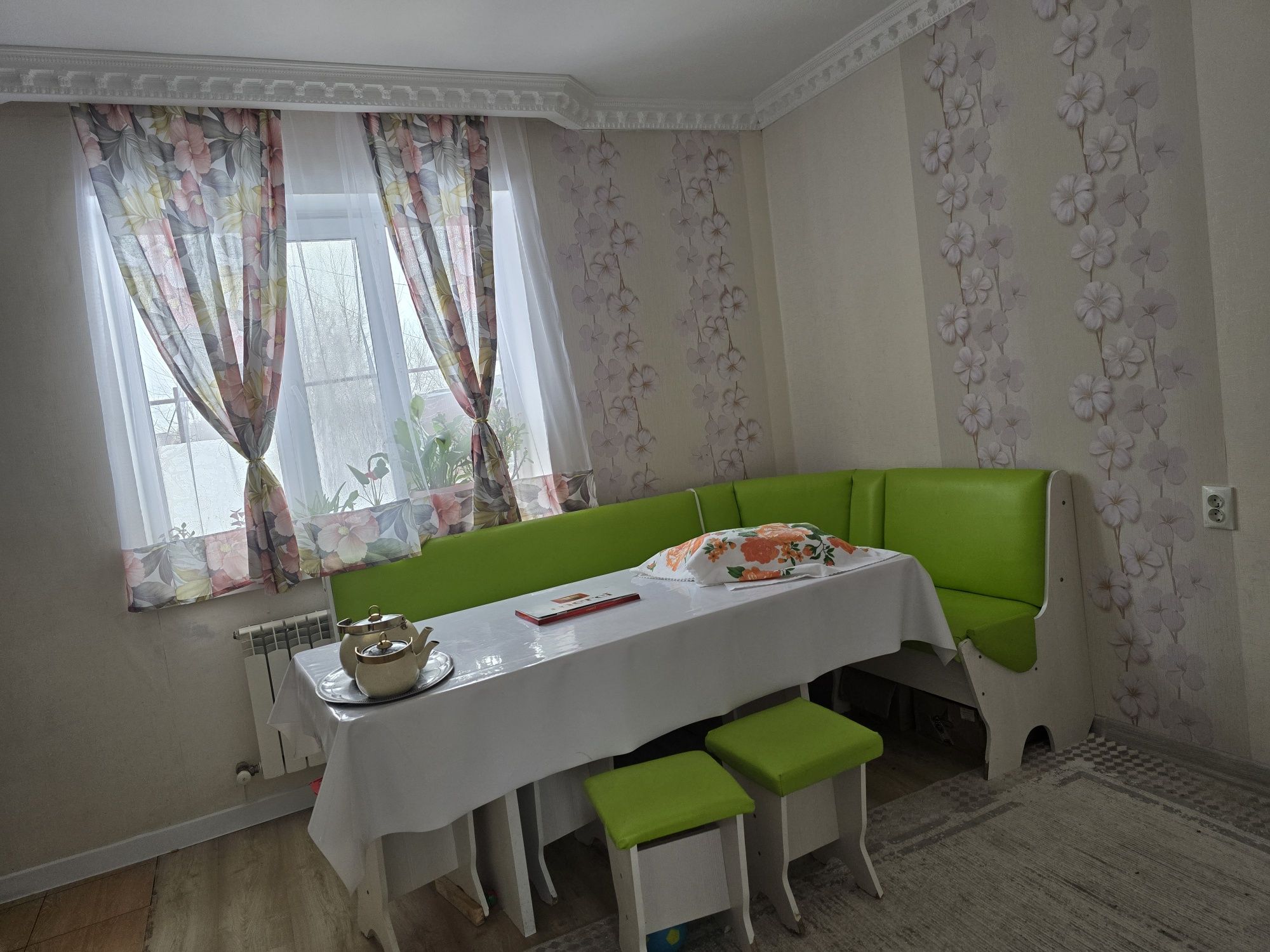 Жеке уй ,жанында 3 квартира бар