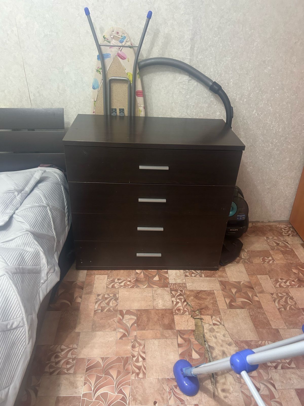 Продам двухярусная кровать в хорошем качестве 1  большойкомот 2 тумбы