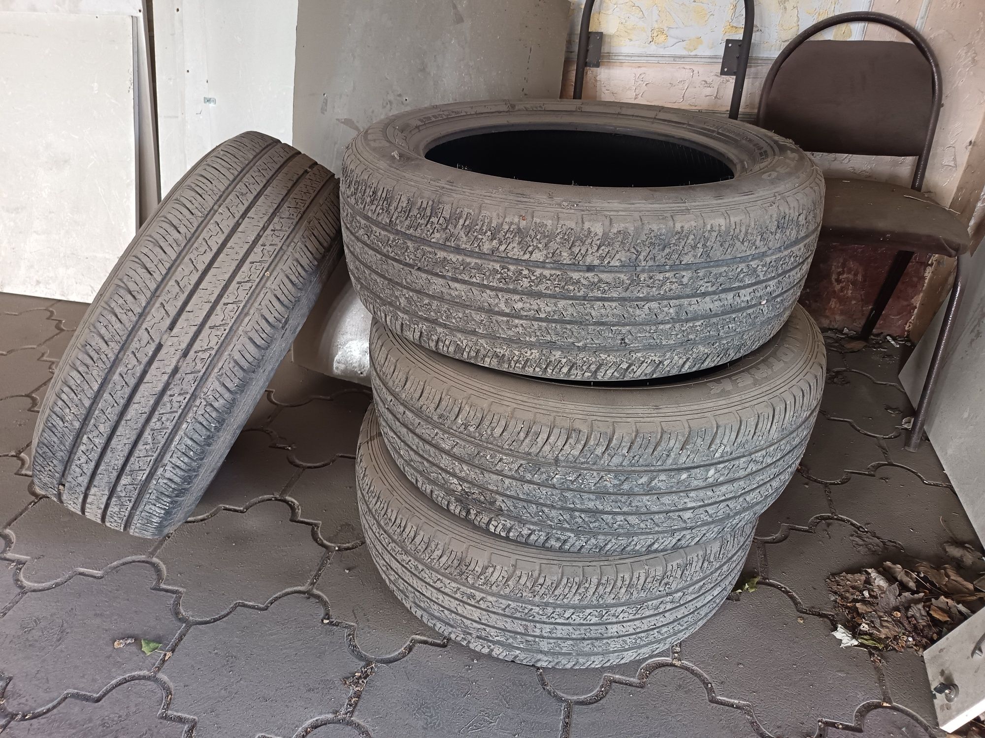 Продам комплект зимних Шин 235/55 18
