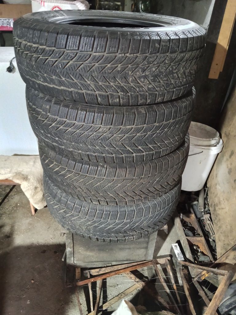 Продам зимние шины 205/70R15