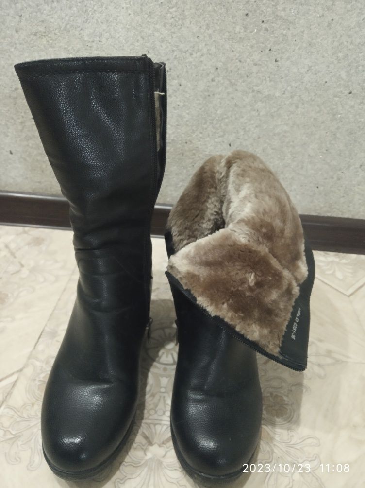 Продам зимние женские сапоги