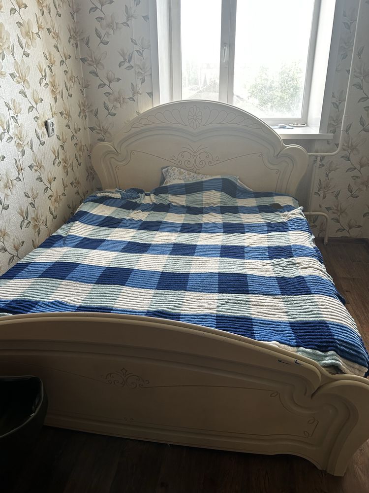 Продам диван с подушками, тахту отдам даром