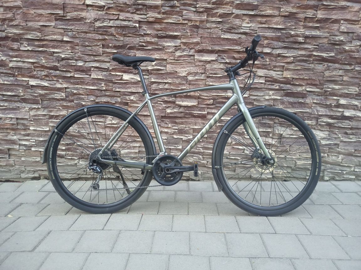 Giant Escape 1 2022 
L 19-20
170-190cm

Дорожный велосипед для катания